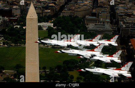 US Air Force Thunderbirds fly in formation past the Washington Monument May 22, 2007 in Washington, DC Stock Photo