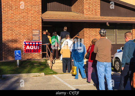 South Austin, Texas, USA. Tuesday 6th November 2012. Lines form at the Manchaca Methodist Church polling station in South Austin as people vote before work for the US Presidential election. Stock Photo