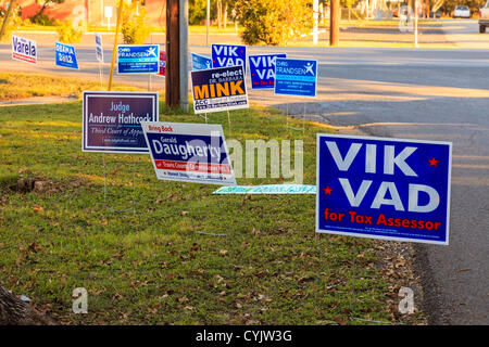 South Austin, Texas, USA. Tuesday 6th November 2012. Signs seen outside the Manchaca Methodist Church polling station in South Austin as people vote before work for the US Presidential election. Stock Photo