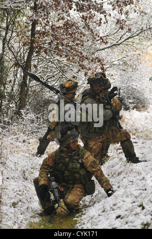 Italian soldiers from the 183rd Airborne Regiment pull security during a decisive action training environment exercise, Saber Ju Stock Photo