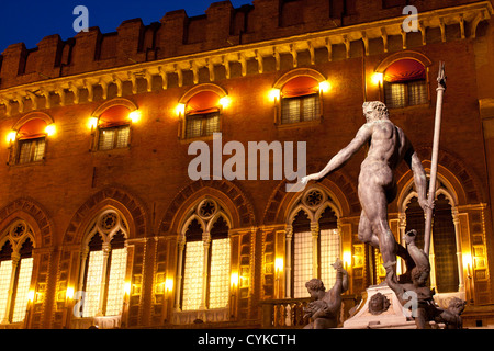 Statue of Neptune with Pallazzo Comunale behind Piazza Nettuno Piazza Maggiore Bologna Emilia Romagna Italy Stock Photo