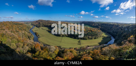 PANORAMIC VIEW OF RIVER WYE FROM SYMONDS YAT ROCK VIEWPOINT SHOWING BEND IN RIVER  IN AUTUMN. ENGLAND UK Stock Photo