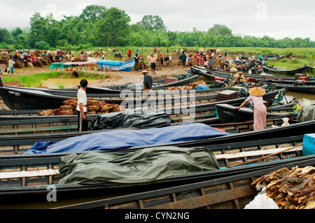 People arriving at Inle lake to sell goods Stock Photo