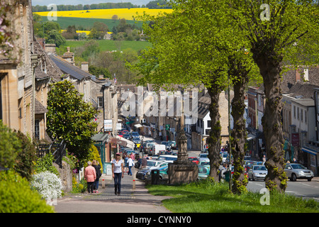 The High Street in the popular country town of Burford in the Cotswolds, Oxfordshire, UK Stock Photo