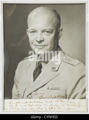 General Dwight D. 'Ike' Eisenhower (1890 - 1969) - a photo with dedication to General Koenig, 1950, Portrait picture in general's uniform, handwritten dedication in dark ink 'To General Koenig, brilliant soldier and statesman of the French Republic from his devoted friend, New-York City, May, 1950 - Dwight Eisenhower'. Lower left with photographer's signature 'Bachrack'. The back with a label reading 'Propriété du Général Koenig'. Dimensions 25 x 19 cm, in wooden frame and under glass, 52 x 43 cm. General Koenig (1898 - 1970) was able to successfully hold up Ro, Stock Photo
