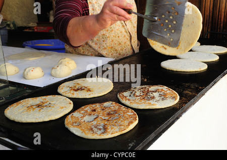 https://l450v.alamy.com/450v/cypc0e/mexico-bajio-san-miguel-de-allende-cropped-shot-of-woman-making-tortillas-cypc0e.jpg