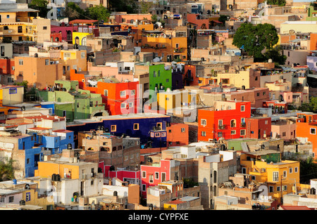 Mexico, Bajio, Guanajuato, Elevated view over colourful housing with flat rooftops built on hillside. Stock Photo