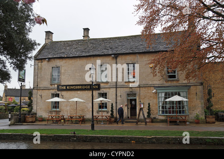 The Kingsbridge Inn public house beside the River Windrush in the Cotswold village of Bourton on the Water, Gloucestershire, UK. Stock Photo