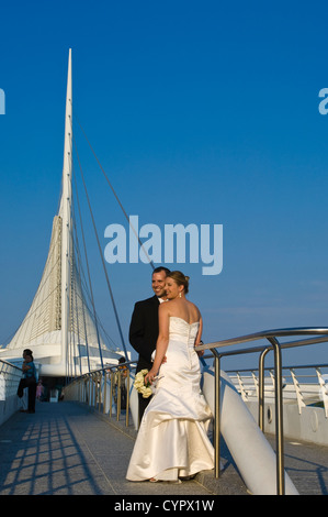 Wedding couple at the Quadracci Pavilion of the Milwaukee Museum of Art, Milwaukee, Wisconsin. Stock Photo