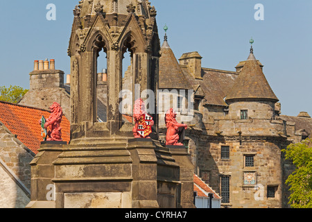 Falkland Palace and the Bruce Fountain, The Cross, Falkland Stock Photo