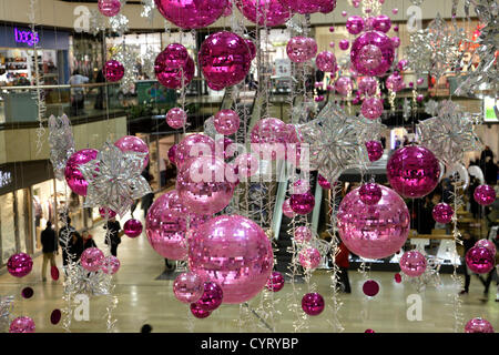 Crowds and decorations at the switch on of Queensgate shopping centres Christmas lights, Peterborough, Cambridgeshire, England. 08 11 2012 Stock Photo