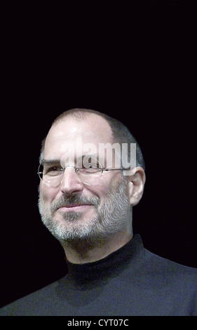 Apple CEO Steve Jobs on stage to announce the U2 iPod in San Jose, CA in 2004 Stock Photo