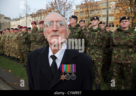 11 November 2012, George Square,Glasgow Scotland. Duncan Mills, aged 92, from Riddrie, Glasgow, on Parade at Glasgow, George Square during the remembrance Day parade. Duncan Mills served in the artillery regiment during 1939 - 1945 Stock Photo