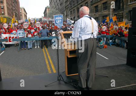 John Sweeny (former) president of the AFL-CIO speaking to striking university workers © Stacy Walsh Rosenstock/Alamy