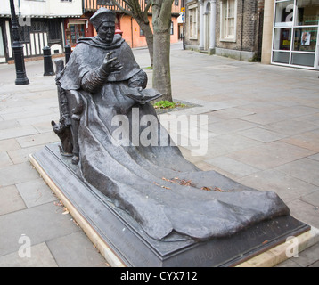 David Annand's sculpture of Cardinal Thomas Wolsey, Curson Plain, Ipswich, Suffolk, England unveiled June 2011 Stock Photo