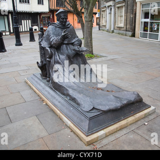 David Annand's sculpture of Cardinal Thomas Wolsey, Curson Plain, Ipswich, Suffolk, England unveiled June 2011 Stock Photo