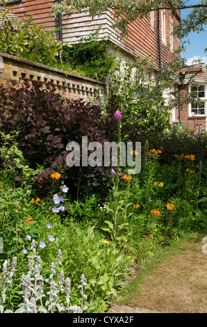 Flower border in a country garden Stock Photo - Alamy