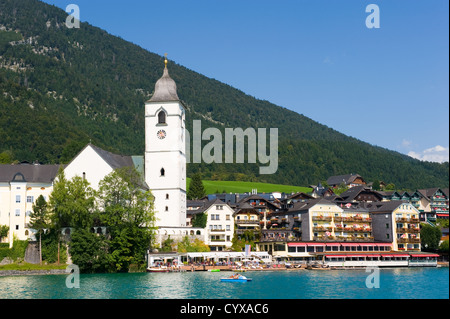 The small tourist town St. Wolfgang on the banks of the Wolfgangsee in Austria Stock Photo