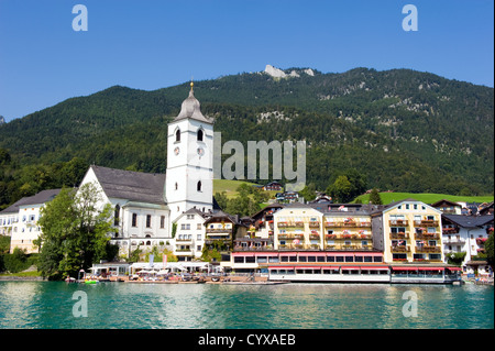 The small tourist town St. Wolfgang on the banks of the Wolfgangsee in Austria Stock Photo