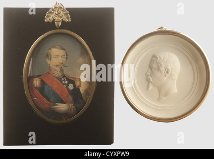 SECONDE REPUBLIQUE ET SECOND EMPIRE 1848-1870, Lot de deux objets, Miniature représentant l'Empereur Napoléon III. Peinture sur papier, l'Empereur porte l'uniforme d'officier général, cadre en bois noirci et guirlande en cuivre doré. Largeur 11,5 cm, hauteur 14 cm. Bon état. Biscuit représentant l'Empereur Napoléon III. Motif encadré sous verre, l'Empereur est représenté de profil et tête nue. Etiquette allemande imprimée au dos du cadre. Diamètre 9,5 cm. Bon état, , Artist's Copyright has not to be cleared Stock Photo