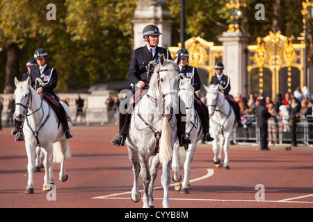 Mounted Police detail at Buckingham Palace, London England, UK Stock Photo