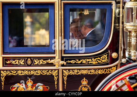 Horse-drawn carriage with Queen Elizabeth II and President Yudhoyono of Indonesia near Buckingham Palace, London England, UK Stock Photo