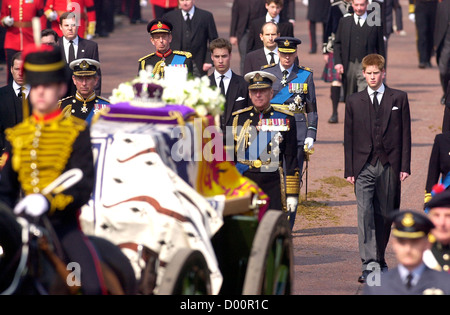 Queen Mothers funeral procession and coffin, showing Prince Charles, William and Harry and Phillip, London, UK. Queen Mother's funeral procession, Queen Mother's coffin during her funeral, public funeral of Queen Elizabeth The Queen Mother Stock Photo