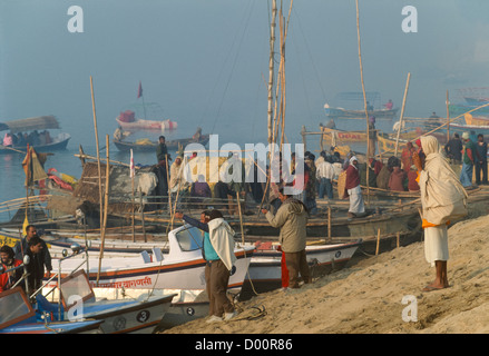 Boats moored on the Yamuna River, waiting to take pilgrims out to the Sangam, Maha Kumbh Mela 2001, Allahabad, Uttar Pradesh, India Stock Photo