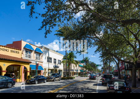 Shops and restaurants on Atlantic Avenue in historic downtown Delray Beach, Treasure Coast, Florida, USA Stock Photo