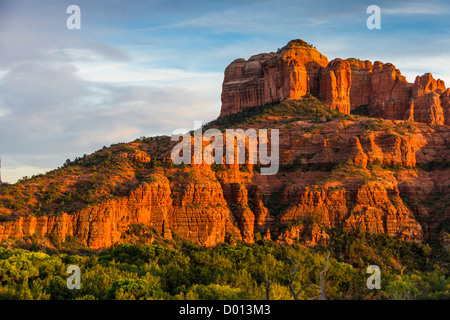 Sunset is very dramatic on the red rock hills surrounding Sedona, Arizona. Stock Photo
