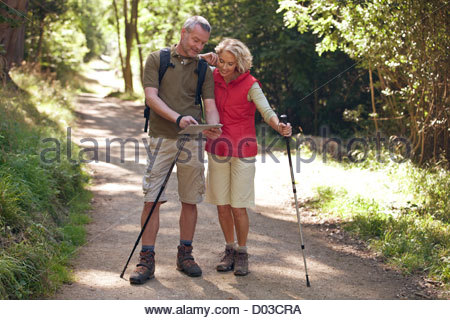 https://l450v.alamy.com/450v/d03cra/a-mature-couple-out-walking-on-a-country-path-navigating-with-a-digital-d03cra.jpg