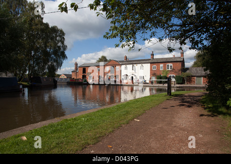 The Swan pub at Fradley Junction taken from the Coventry canal looking towards the Trent and Mersey Canal at Fradley Junction St Stock Photo