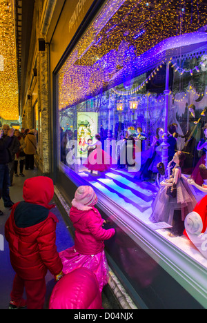 Paris, France, Children Window Shopping, at French Department Store Printemps, Dior Shop with Christmas Decorations, Dior Window Display at Night, christmas shop window paris Stock Photo