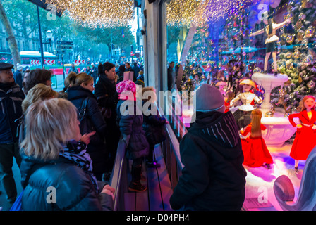 Paris, France, French Department Store Le Printemps, Dior Shop, Large Crowd Holiday Christmas Lights, Decorations, Shop Front Window Display at Night, Haussmann Boulevard, christmas window crowd Stock Photo