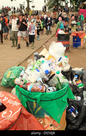 Litter and rubbish in full bins at Glastonbury Festival 2008 Stock Photo