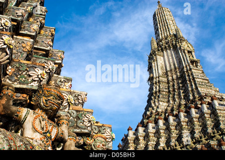 Architectural detail at the Prang of Wat Arun, Bangkok, Thailand | Architektur Detail am Wat Arun, Bangkok, Thailand Stock Photo