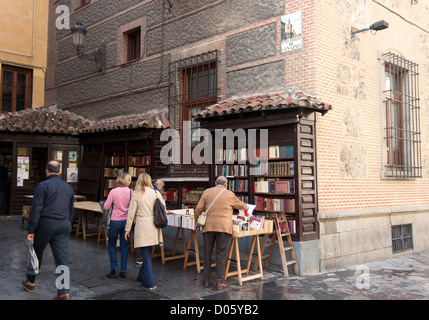 Pasadizo de San Gines, Madrid, Spain. People looking at books at outdoor bookstall. Stock Photo