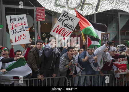 New York, USA. 18th November 2012. Simultaneous Demonstrations from pro-Palestinian & pro-Israeli groups  in Times Square, NYC, concerning the present attacks from both sides. Pro-Palestinian demonstrators Stock Photo