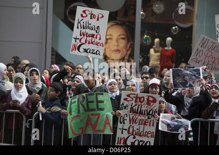 New York, USA. 18th November 2012. Simultaneous Demonstrations from pro-Palestinian & pro-Israeli groups  in Times Square, NYC, concerning the present attacks from both sides. Pro-Palestinian demonstrators Stock Photo