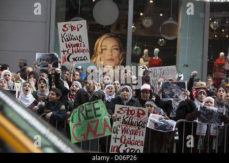 New York, USA. 18th November 2012. Simultaneous Demonstrations from pro-Palestinian & pro-Israeli groups  in Times Square, NYC, concerning the present attacks from both sides. Pro-Palestinian demonstrators Stock Photo