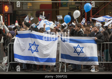 New York, USA. 18th November 2012. Simultaneous Demonstrations from pro-Palestinian & pro-Israeli groups  in Times Square, NYC, concerning the present attacks from both sides. Pro-Israeli demonstrators Stock Photo