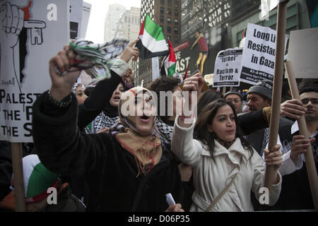 New York, USA. 18th November 2012. Simultaneous Demonstrations from pro-Palestinian & pro-Israeli groups  in Times Square, NYC, concerning the present attacks from both sides. Pro-Palestinian demonstrators Stock Photo