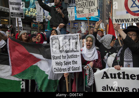 Simultaneous Demonstrations from pro-Palestinian & pro-Israeli groups  in Times Square, NYC, concerning the present attacks from both sides. Pro-Palestinian demonstrators Stock Photo