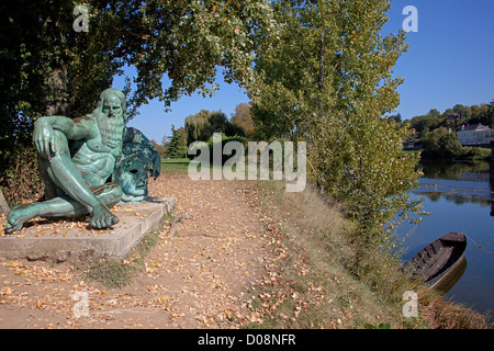 BRONZE STATUE PF REPRESENTATION LEONARDO DA VINCI AS DEMIGOD PERSEUS HEAD MEDUSA ON BANKS LOIRE RIVER CROIX SAINT-JEAN ISLAND Stock Photo