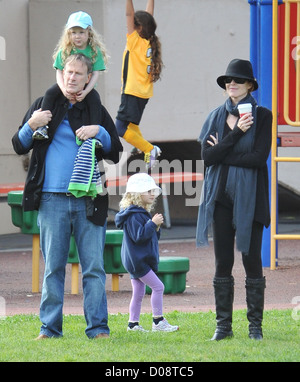 Marcia Cross, her husband Tom Mahoney and their daughters Eden and Savannah at a park in Santa Monica Santa Monica, California Stock Photo