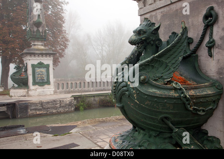 THE ATMOSPHERE OF THE BRIARE BRIDGE-CANAL OR AQUEDUCT IN THE MORNING FOG LOIRET (45) FRANCE Stock Photo