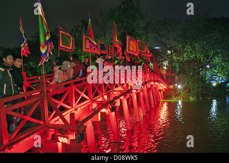 BRIDGE OF THE RISING SUN THE RED HUC BRIDGE OVER HOAN KIEM LAKE HANOI VIETNAM ASIA Stock Photo