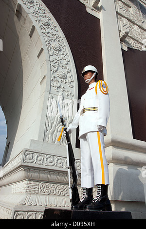 SOLDIER STANDING GUARD IN FRONT OF THE MARTYRS' MAUSOLEUM TAIPEI TAIWAN Stock Photo