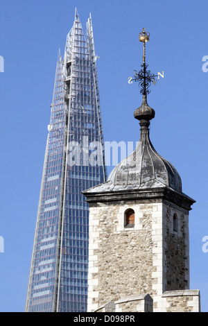 CONTRAST BETWEEN LONDON TOWER'S OLD TURRET MODERNITY SHARD LONDON BRIDGE OR SHARD TOWER NEW BUILDING DESIGNED ITALIAN ARCHITECT Stock Photo