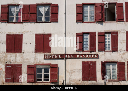 FACADE OF THE HOTEL DES BASQUES IN THE TOWN CENTRE OF BAYONNE BASQUE COUNTRY PYRENEES-ATLANTIQUES (64) AQUITAINE FRANCE Stock Photo